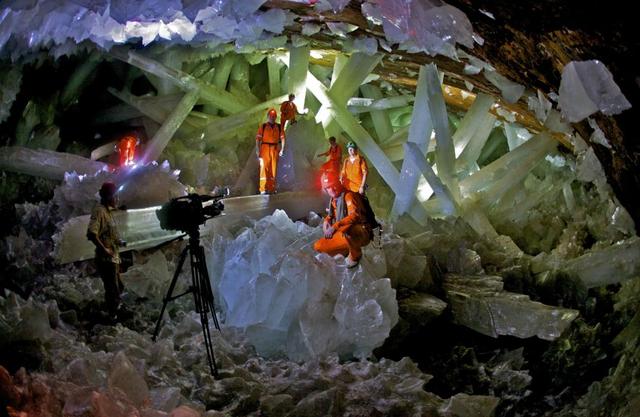 世界最大地球天然的水晶洞，水晶最大的长达15米，粗细有1.2米
