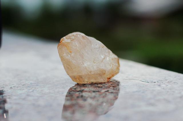 十多年前捡到的一块石头，是天然水晶吗？