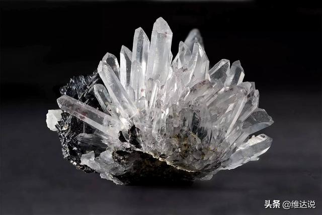 水晶：在熔岩中绽放魔力的二氧化硅，与日月兮同光的爱的守护石