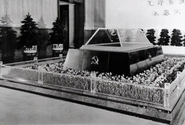 历史上的今天 毛主席水晶棺：石英粉纯度99.9999%，至今无人能做