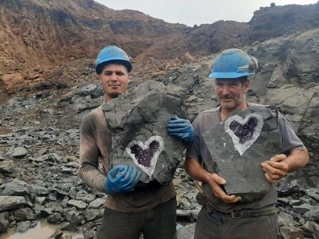 太神奇！矿工竟挖出天然心形紫色水晶，还不止一个