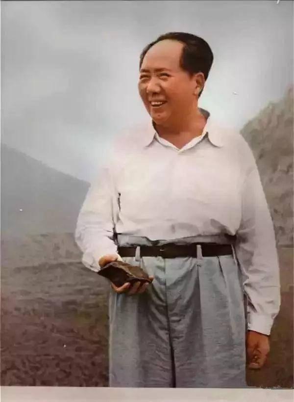 1976年，毛主席逝世，为打造水晶棺，群众自发采回了300吨水晶石