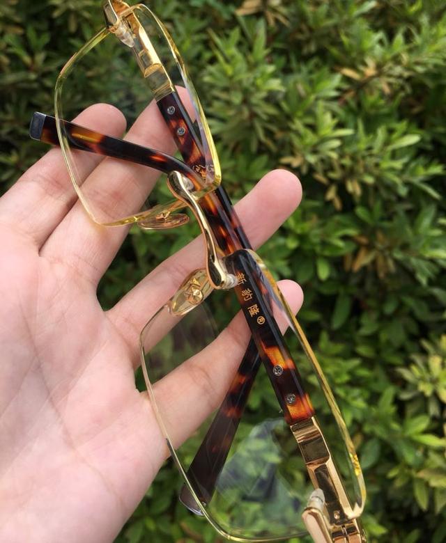 天然水晶眼镜是从原石加工成眼镜片，你知道吗？